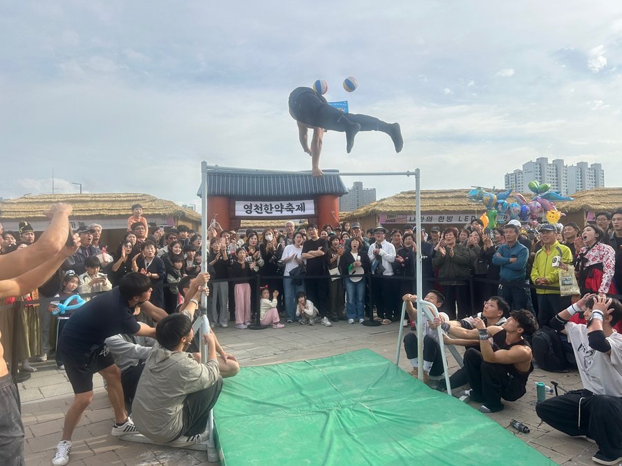 관중을 숨죽이게 한 차력 묘기