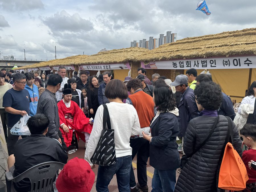 초가지붕 부스 거리를 메운 사람들